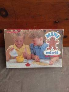 lot 59 image: Tuppertoys Kids Tupperware Mini Mix-It Set----Appears to be complete