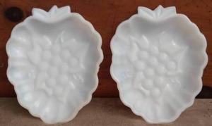lot 78 image: Pair of Small Vintage Milk Glass Grape Dishes