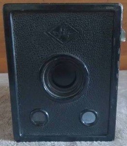 lot 125 image: Agfa D-6 Cadet Box Camera---Unknown working condition