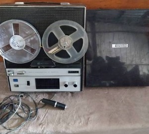 lot 138 image: Vintage RCA Reel to Reel Tape Recorder with Microphone--Unknown working condition