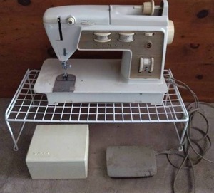 lot 185 image: Vintage Singer Sewing Machine with Accessories