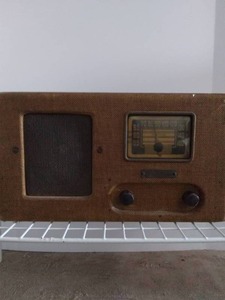 lot 239 image: Goodyear Wings Vintage AMFM Radio---Needs Work