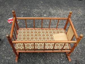 lot 35 image: Vintage wooden baby bassinet with insert in mint condition