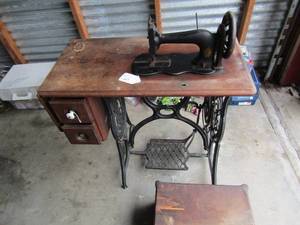 lot 48 image: VINTAGE Singer sewing vic walnut and iron sewing machine TREDLE , 293217