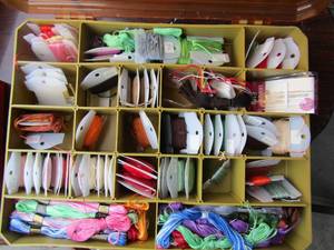 lot 55 image: Sewing lot incudes thread, sewing needles, scissors and more