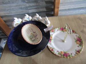 lot 65 image: Bunny napkin holders- various dcor plates qty 3
