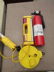 lot 104 image: 2 shop lights, red fire exteinguisher