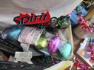 lot 113 image: Bag of holiday dcor, Birthday decorating kit and various other holiday dcor