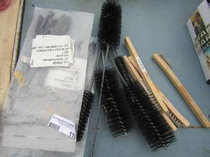 lot 119 image: Large lot of wire brushes and tube brushes