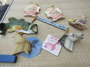 lot 142 image: lot of refrigerator magnets