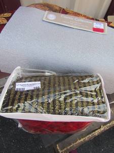 lot 160 image: bag of fancy napkins and place mats