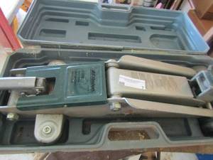 lot 7 image: AC Delco 3 ton truck jack in case