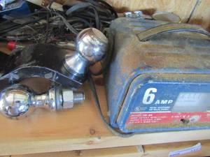 lot 124 image: Solid state battery charger 6 amp- trailer hitch with two 2 balls