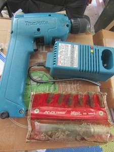lot 139 image: Makida drill with charger battery not included, impact wrench kit