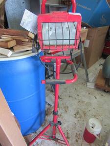 lot 39 image: Utilitech red work shop light