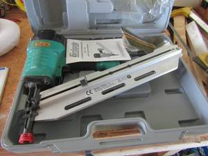 lot 50 image: grizzly 21 degree round head framing nailer