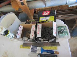 lot 195 image: bucket of bolts and washers, 2 used boxes of screws, used box of self tapping screw, box of grio right 8 x 1 construction screws qty 2