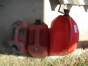 lot 292 image: gas cans 5 gallon x1, 2 gallon x2