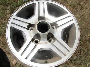 lot 359 image: 4 aluminum mag wheels 14 inch two with tires