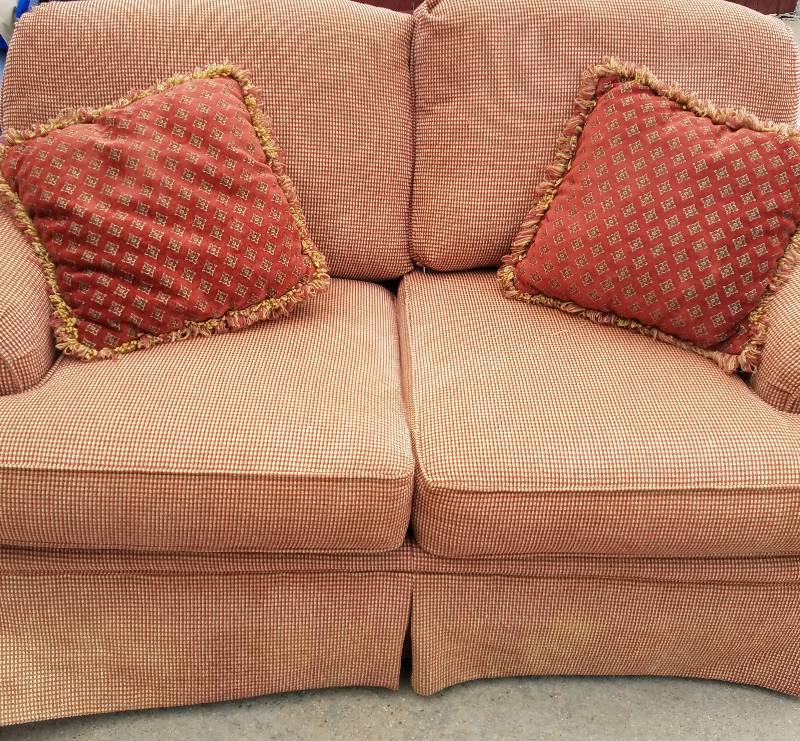 lot 14 image: LOVESEAT SOFA