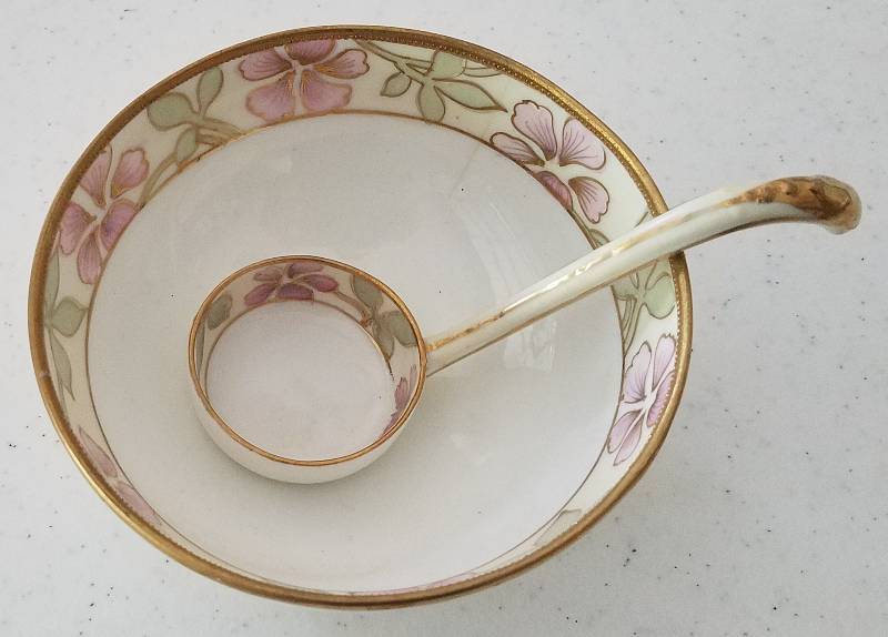 lot 25 image: VINTAGE HAND PAINTED SOUP BOWL WITH SPOON (JAPAN)