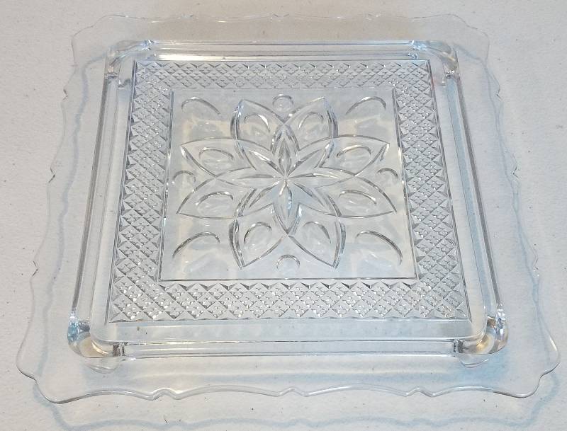 lot 39 image: CRYSTAL CAKE PLATE