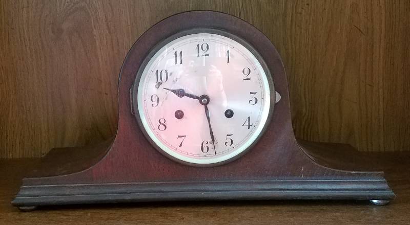 lot 19 image: VINTAGE MANTLE CLOCK WITH KEY