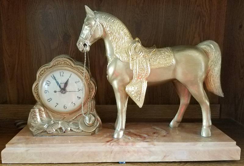 lot 18 image: VINTAGE UNITED CLOCK CO. ELECTRIC HORSE MANTLE CLOCK MODEL 310