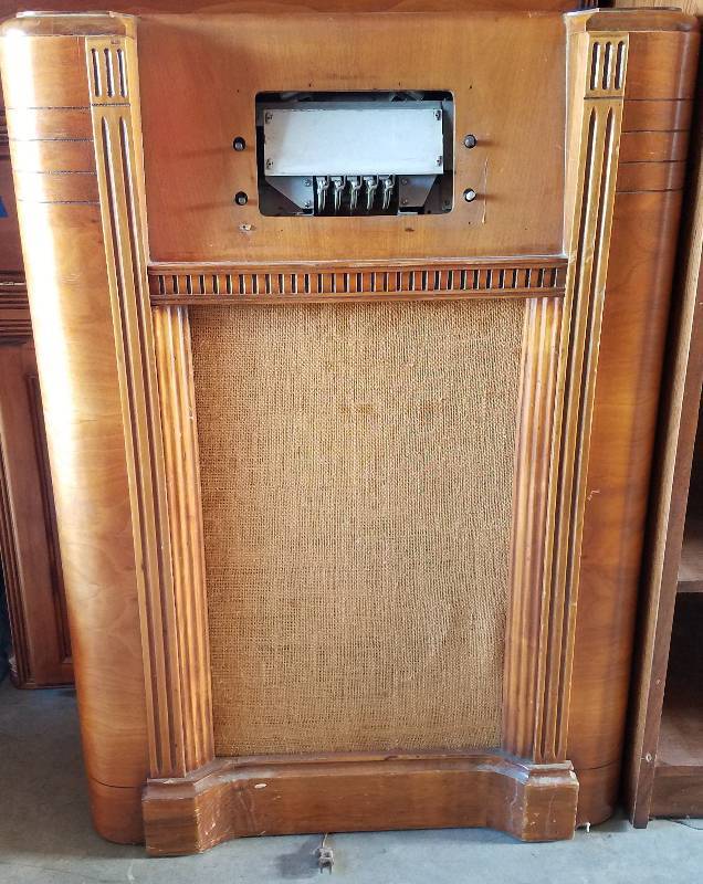 lot 17 image: VINTAGE 1940S SEARS, ROEBUCK & CO. SILVERTONE BROADCAST RADIO