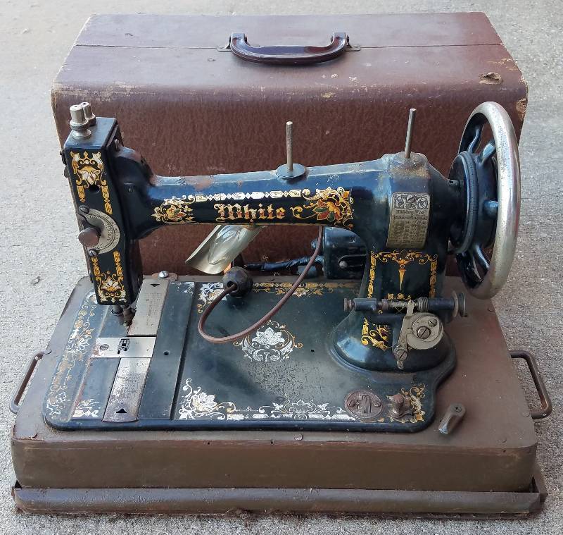 lot 16 image: VINTAGE WHITE SEWING MACHINE