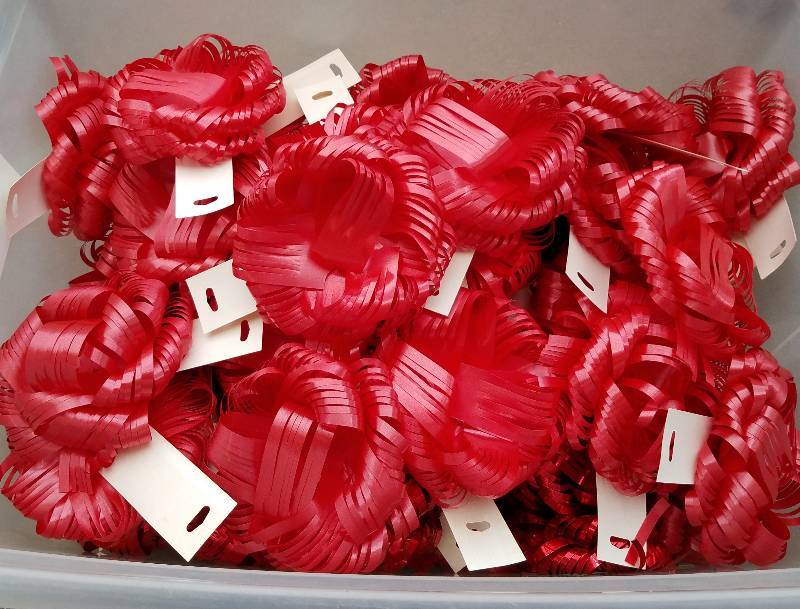 lot 120 image: NEW SLIT POM BOWS WITH TAGS