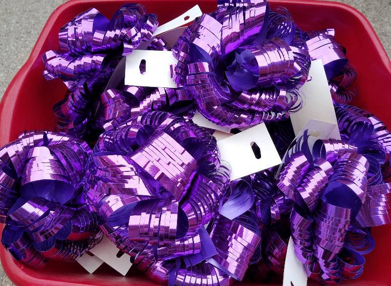 lot 118 image: NEW SLIT POM BOWS WITH TAGS