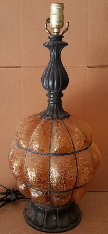 lot 106 image: VINTAGE LAMP