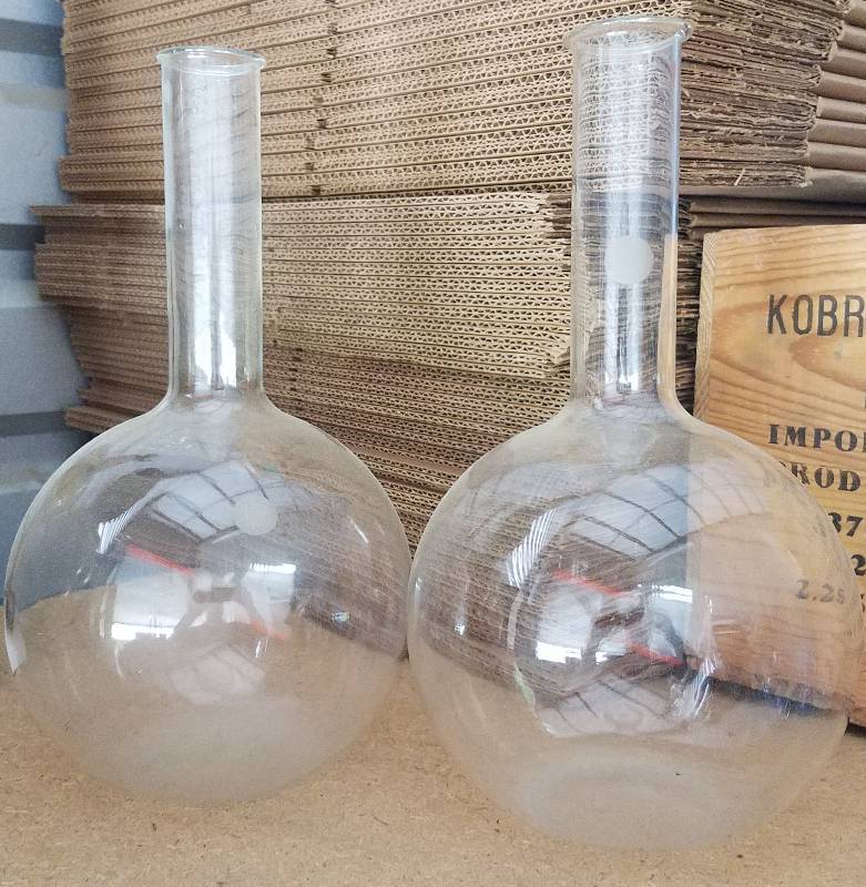 lot 101 image: PYREX 3000ML DISTILLING  CULTURING FLASKS