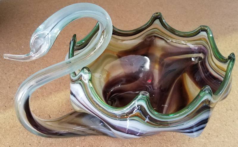 lot 46 image: MURANO-STYLE GLASS SWAN DISHCOMPOTE