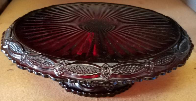 lot 49 image: VINTAGE AVON 1876 CAPE COD COLLECTION RUBY RED CAKE PLATEPLATTER