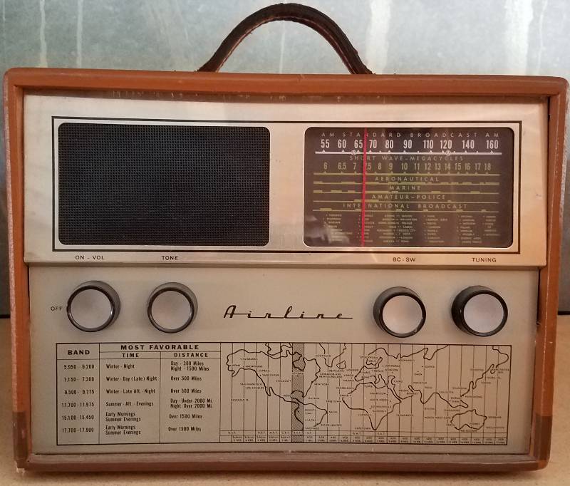 lot 61 image: VINTAGE 1955 AIRLINE TUBE RADIO RECEIVER MODEL GSL-1079A