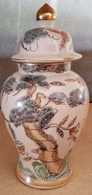lot 87 image: CONTEMPORARY CERAMIC TEMPLE JAR WITH 22K GOLD ACCENTS