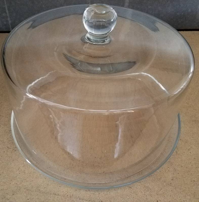 lot 98 image: VINTAGE PYREX OVENWARE 212 CAKE PLATTER WITH COVER