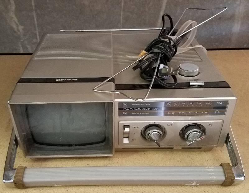 lot 143 image: VINTAGE SAMSUNG 5 BW TV AMFM 2 BAND RADIO