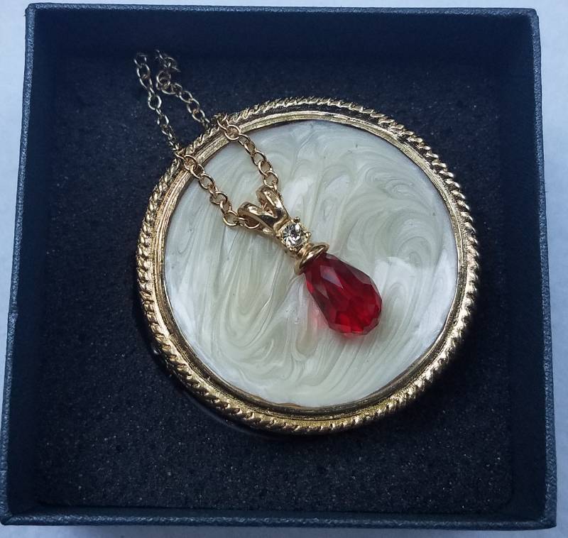 lot 171 image: NEW FASHION PENDANT WITH TRINKET BOX