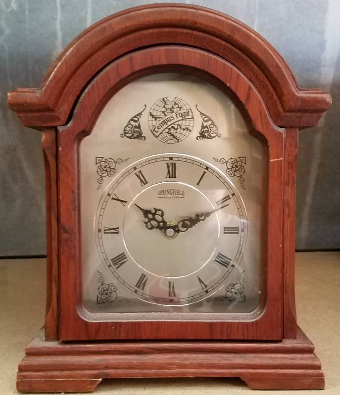 lot 185 image: HOME DECOR  MANTLE CLOCK