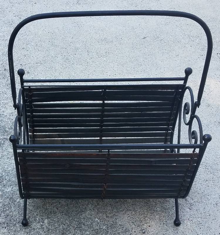 lot 189 image: HOME DECOR  MAGAZINE RACK