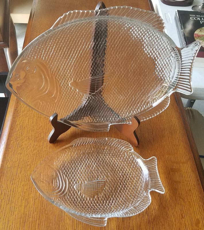 lot 191 image: HOUSEWARES  FISH-SHAPED SERVING PLATTERS