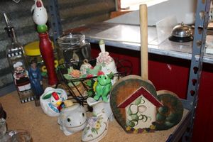 lot 207 image: Kitchen Decorations