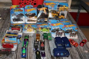 lot 219 image: Collection of Hot Wheels, Several unopened&nbsp
