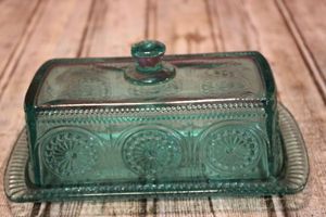 lot 9 image: Vintage Teal Colored Butter Dish by Pioneer Woman