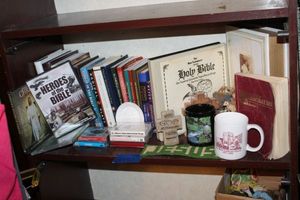 lot 205 image: Religious Items and Vintage Home Decor