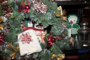 lot 226 image: Christmas Wreath and Other Decor Items