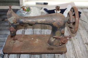 lot 236 image: 1941 Singer Sewing Machine